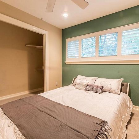Huge 6 Bedroom With Pool, Spa, 85 Inch Tv, Game Room Houston Exteriér fotografie