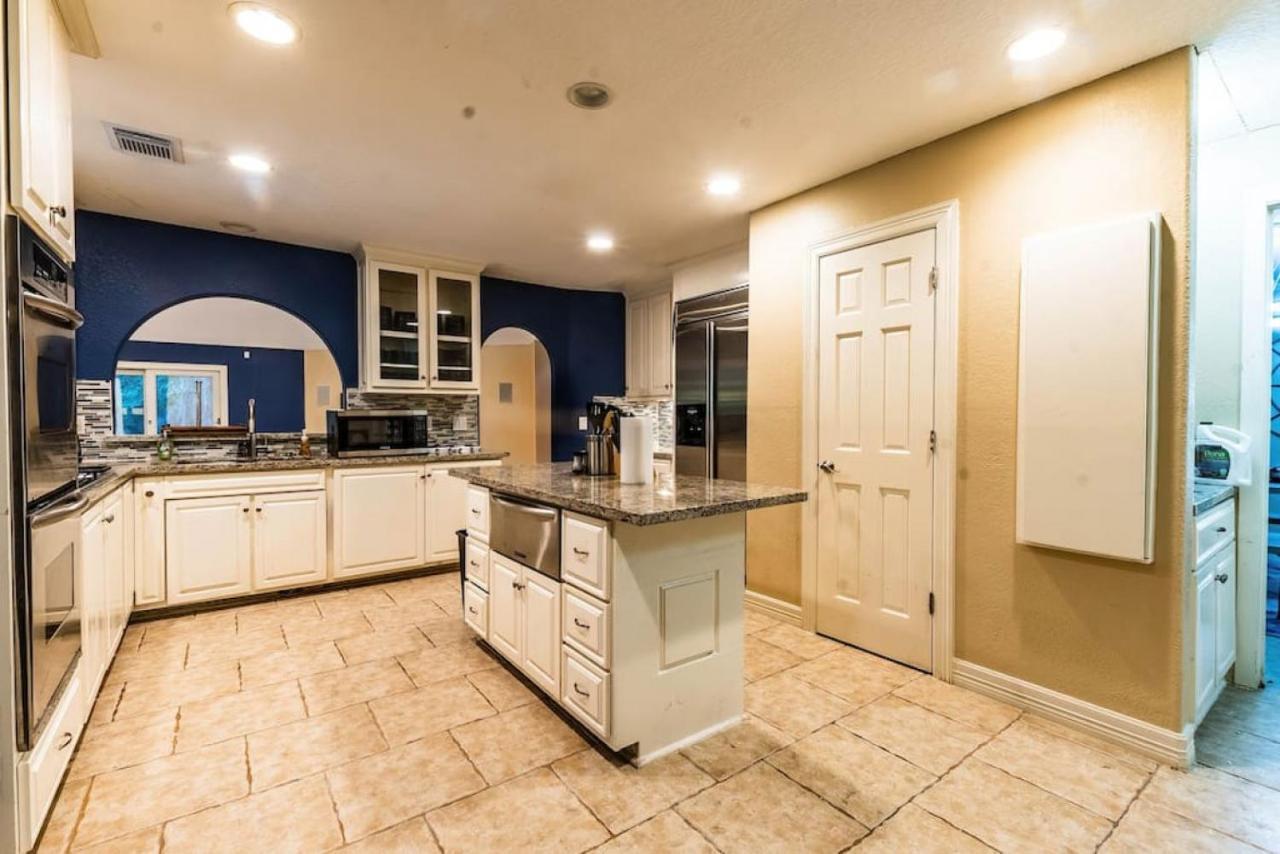 Huge 6 Bedroom With Pool, Spa, 85 Inch Tv, Game Room Houston Exteriér fotografie